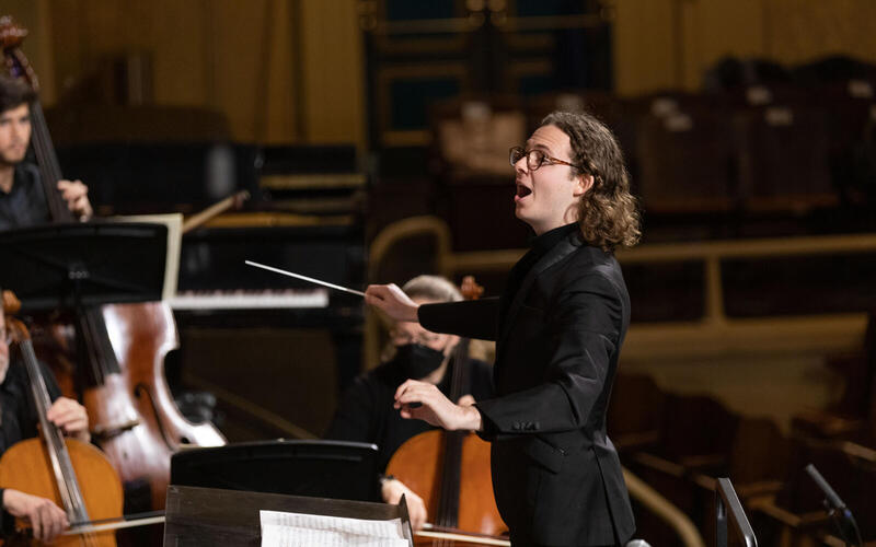 Michael Lukin conducting Yale Camerata