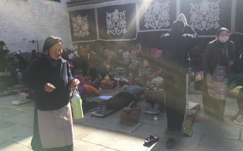 Morning prostrations in front of the Jokhang Temple