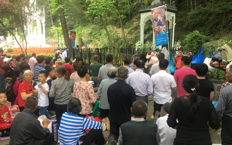 Shanghai Catholics of all ages at Sheshan