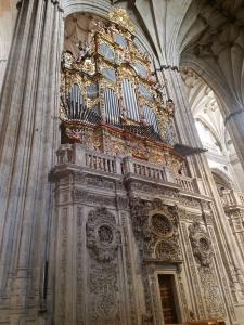 Spanish chamades, reed stops in a pipe organ