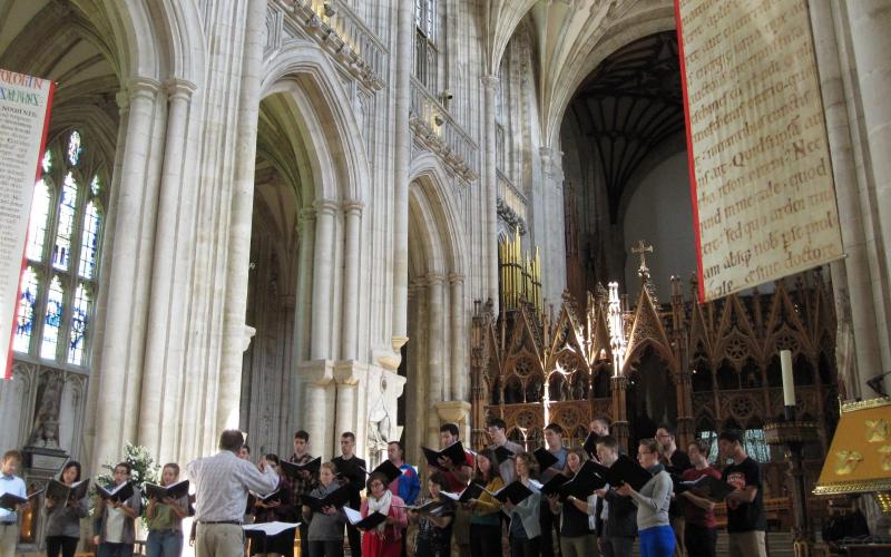 David Hill rehearses Schola Cantorum in Winchester Cathedral