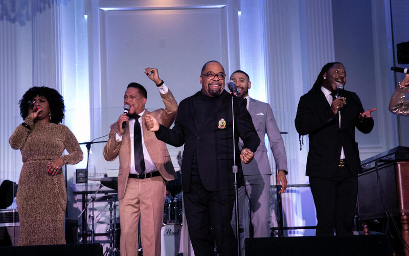 Kurt Carr performing