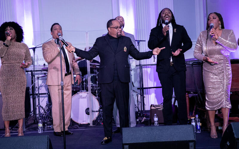 Kurt Carr performing