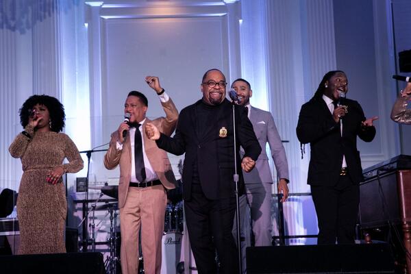 Kurt Carr performing