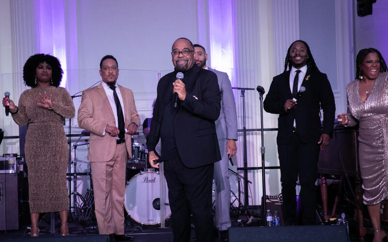 Kurt Carr singing