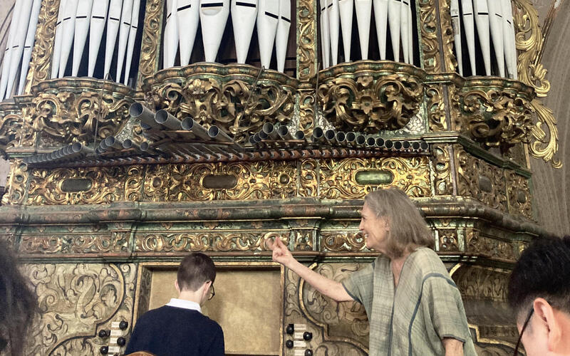 Student organist Joseph Ferguson '24 and Cicely Winter, co-founder of the Institute of Oaxacan Historic Organs