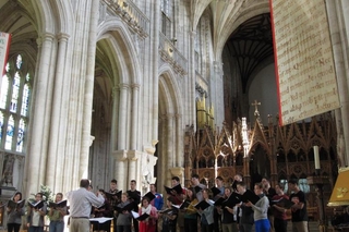 David Hill rehearses Schola Cantorum in Winchester Cathedral