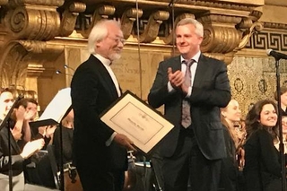 Masaaki Suzuki receives award