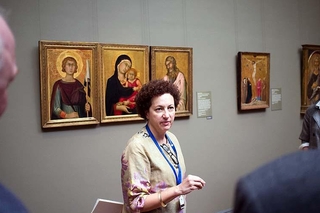 Tour guide at the Met (Vasileios Marinis)