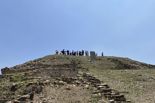 ISM students and faculty at the top of Monte Albán