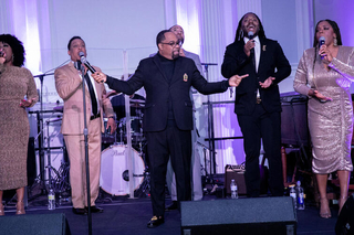 Kurt Carr performing