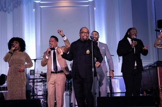 Kurt Carr performing