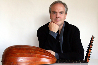 Jakob Lindberg with a lute