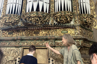 Student organist Joseph Ferguson '24 and Cicely Winter, co-founder of the Institute of Oaxacan Historic Organs