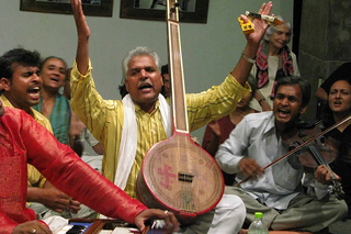 Prahlad Singh Tipanya, singing with others