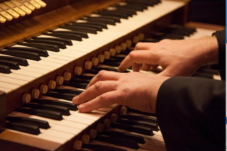 hands playing the organ