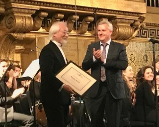 Masaaki Suzuki receives award