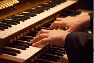 hands playing the organ